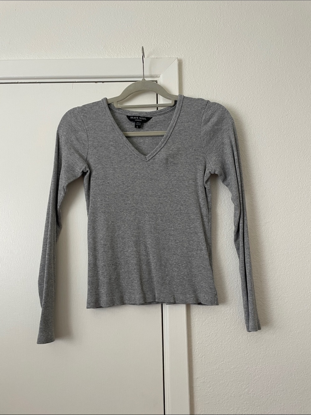 Brave Soul Women's Gray V-Neck Long Sleeve Cropped Tee